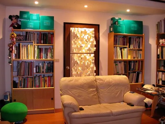 聆聽位置後方，門上貼了兩塊舒樂得全向擴散板