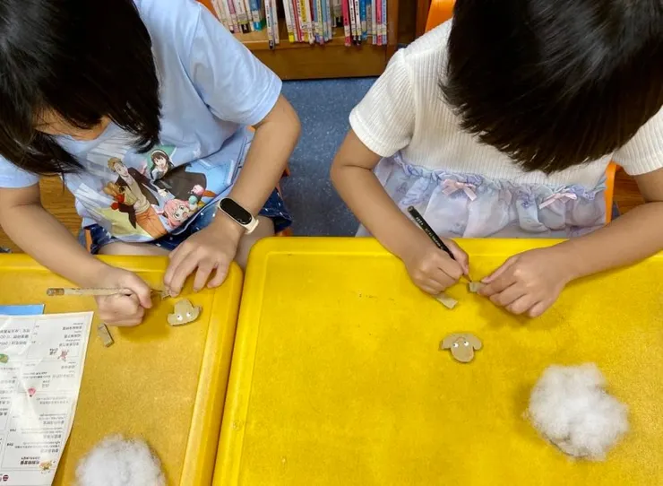 用保麗龍膠黏上動動眼珠,畫上鼻子、嘴巴和羊蹄。