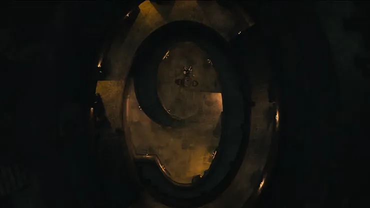 第二集〈血船〉，艾嘉莎修女跟德古拉討論的「房間」，其實正是德古拉在吸艾嘉莎修女的血而構築的幻象。真實世界裡，艾嘉莎修女是九號房的「重病」房客。這個情節的設計，或許是致敬英劇《九號秘事（Inside No. 9）》。（Source : Netflix。）