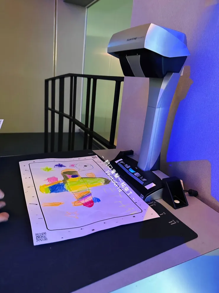 這是可以掃描畫作的掃瞄機，需要館方人員前來操作。