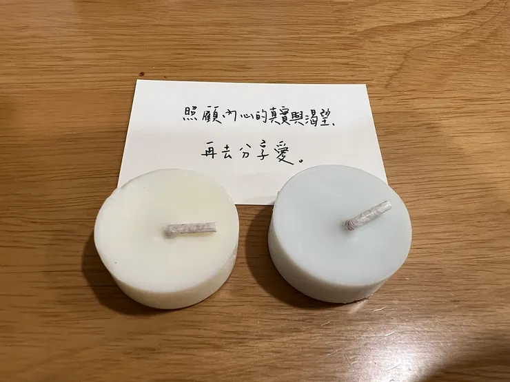 白色及青色的蠟燭