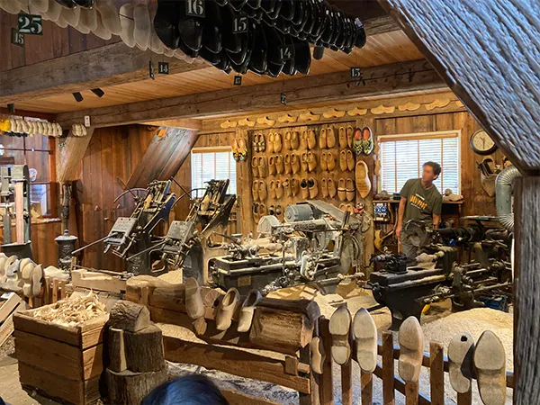 木鞋博物館可免費參觀，解說人員快速地做出一支木鞋