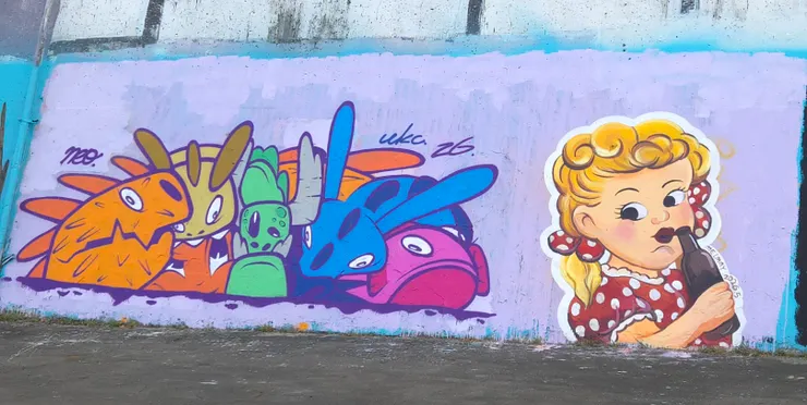 幻想妖怪追逐復古風女孩