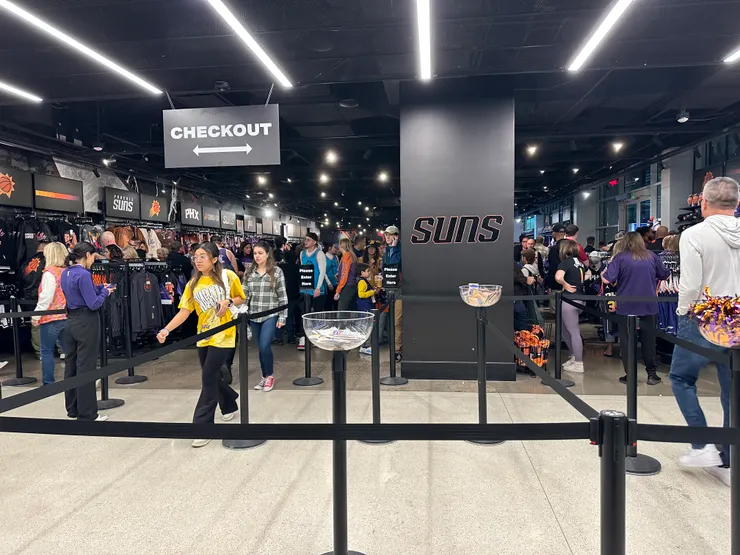 專賣店特別規劃進出口動線,怕的就是買東西買到「塞人」(圖為出口處) (圖/躲貓貓)