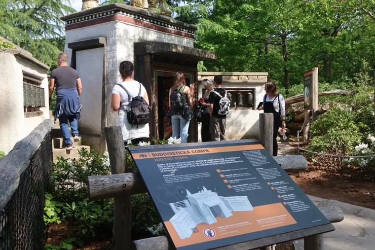 旁邊竟然還有佛教跟印度教關於大象的寺廟還有介紹