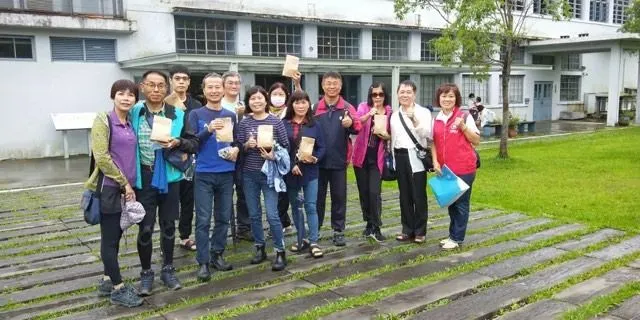 拿著紀念品拍合照