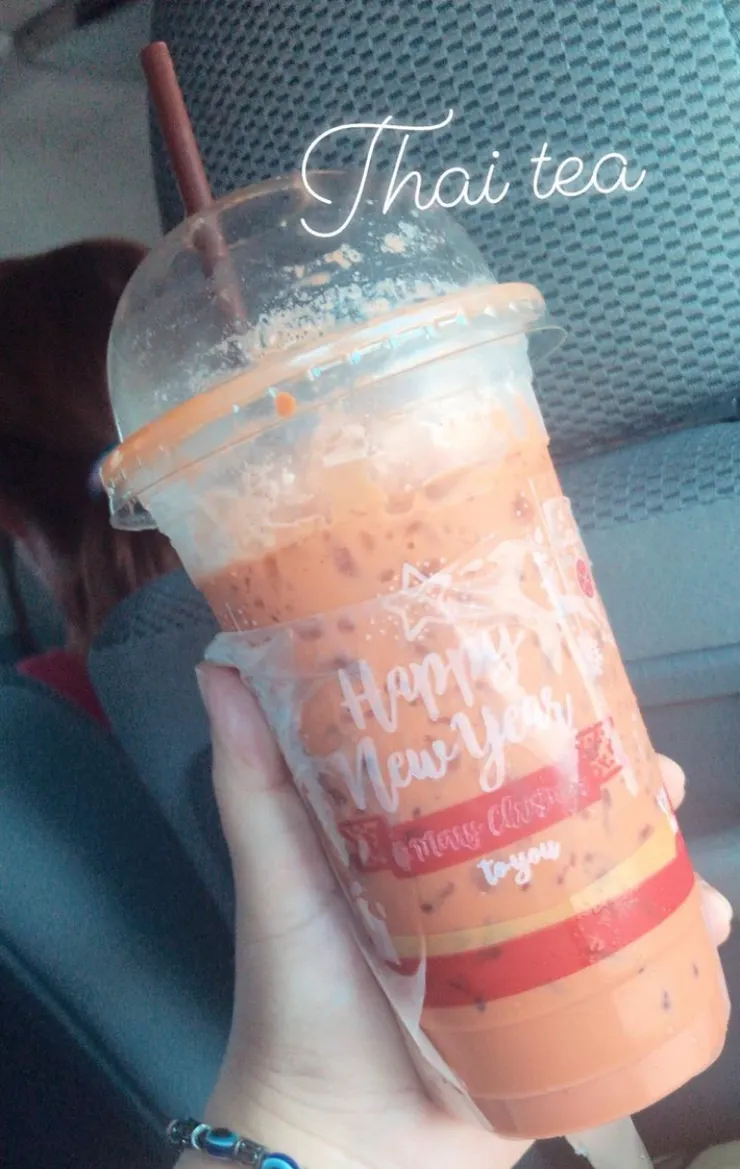 我用省下來的錢買泰式奶茶在車上喝~