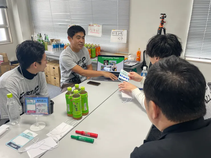 引導師正在跟教練說明活動還有指導要領。