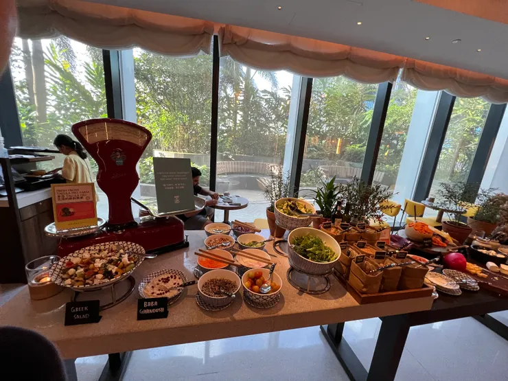 生菜沙拉區還有右方的各式cheese。