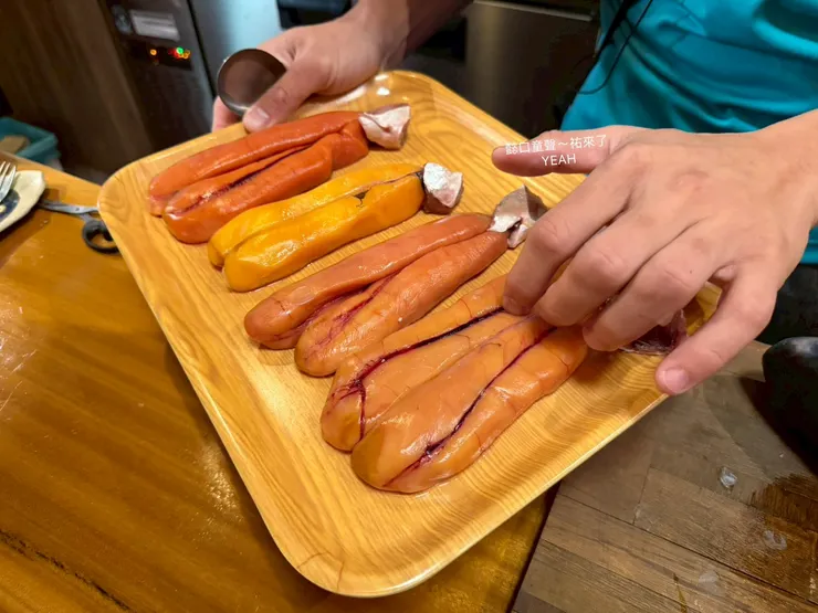 避免有的孩子不敢親手處理烏魚，老師在課前已先準備好幾個新鮮的烏魚卵。