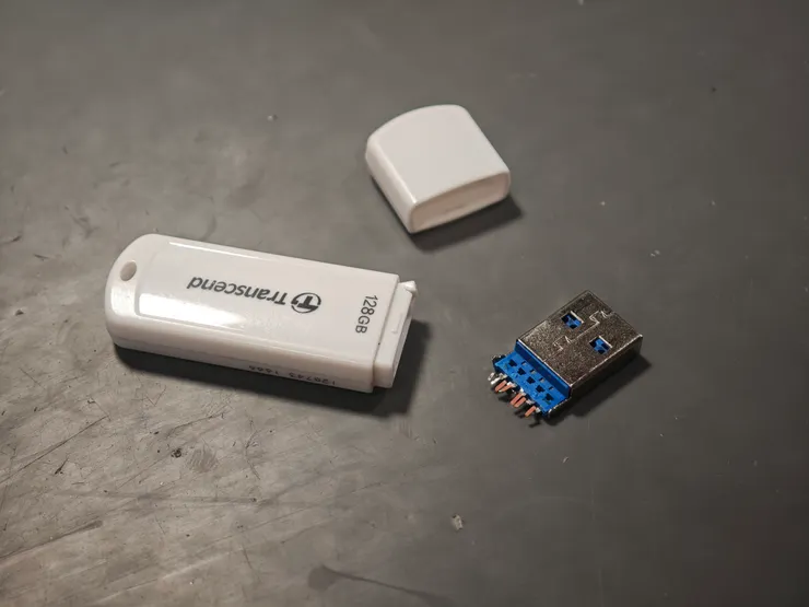 這一回受損的是創見隨身碟。