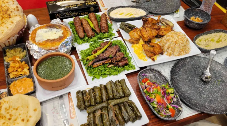 左上依序到右下：陶碗牛肉奶香燉飯、Kofta、麻薏湯、牛肋排、烤兔肉、葡萄葉捲飯