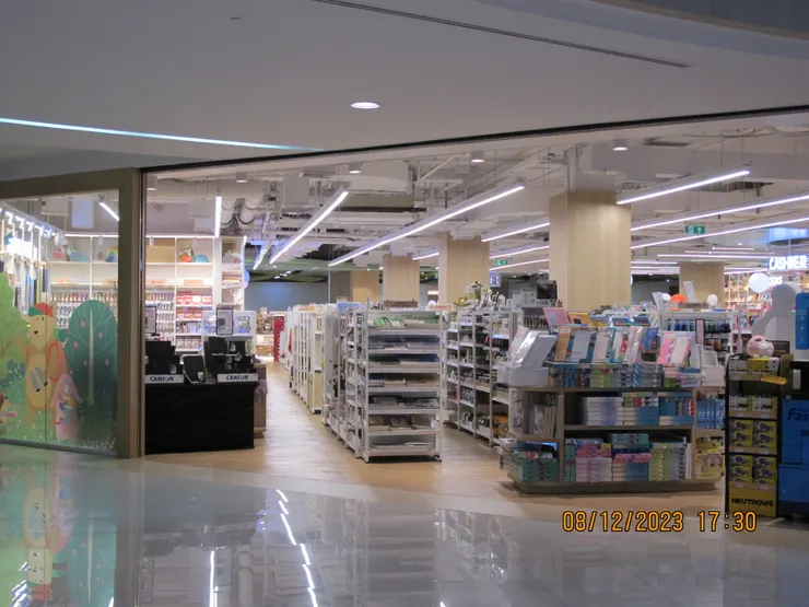 這家文具店也是一出美食廣場便能看到。我也點意外曼谷有這麼大和時尚的文具店。香港的文具店越來越少也越來越小。而文具也是不起眼的物品。很難得現在有這麼大的地方來賣。
