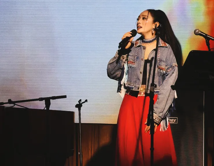 金曲獎原住民語歌手舞思愛（Usay Kawlu）近期遠赴印度參加「2025臺灣原住民音樂之夜」，途中接獲故鄉花蓮馬太鞍部落因馬太鞍溪堰塞湖溢流重創、老家遭淹沒的消息。 （圖／風潮音樂　提供） 