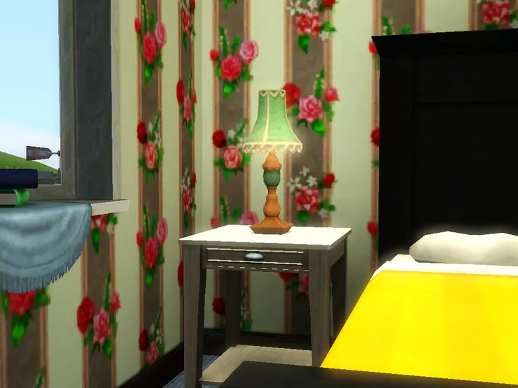 這盞床頭燈很有宮廷感覺；而床頭櫃比較樸實。