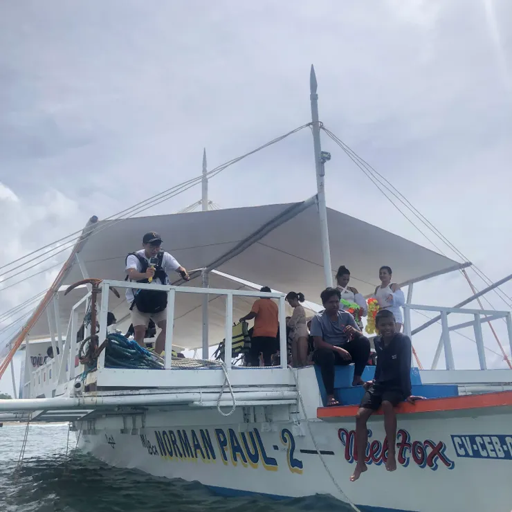 我們的遊艇！是不是超有感覺的～雖然當時在船上覺得有點累和不舒服，但我現在回想起來，是美好的。