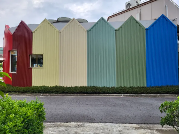 這是這間店的外圍五嚴顏六色的超特別！