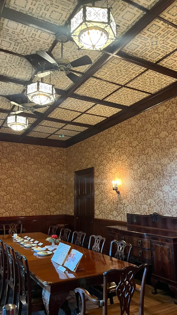 長形餐桌與成排椅座顯示此處主要用於正式宴會與接待場合，而非一般家庭用餐。