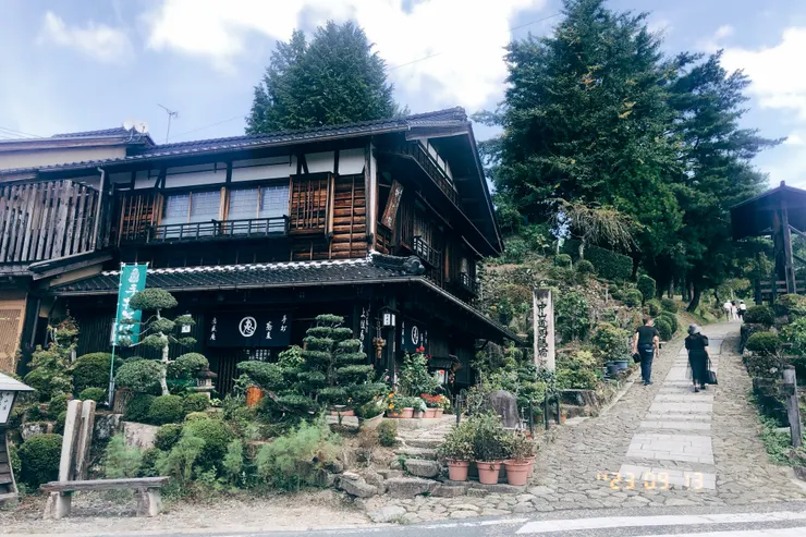 繼續往上走就會到馬籠宿展望台。