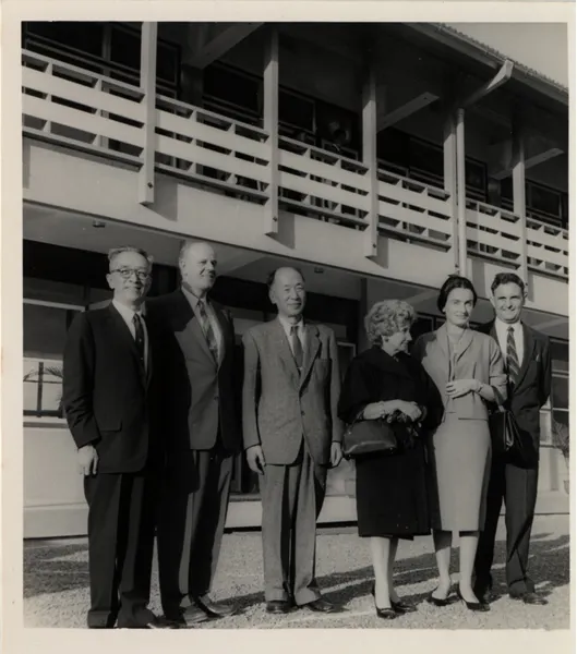 胡適院長任內，爭取亞洲基金會撥款支持興建學人宿舍（後命名為蔡元培館），1960年10月27日舉辦落成啟用典禮。會後，胡適（左一）與李濟（左三）及亞洲基金會會長Dr. Robert Blum（左二、右三）等貴賓合照。（圖片來源：中央研究院）