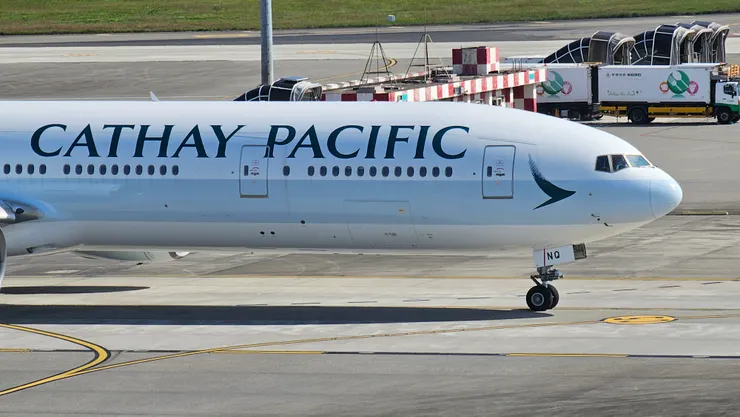 國泰航空英文字體放大後的波音B777-300型客機!