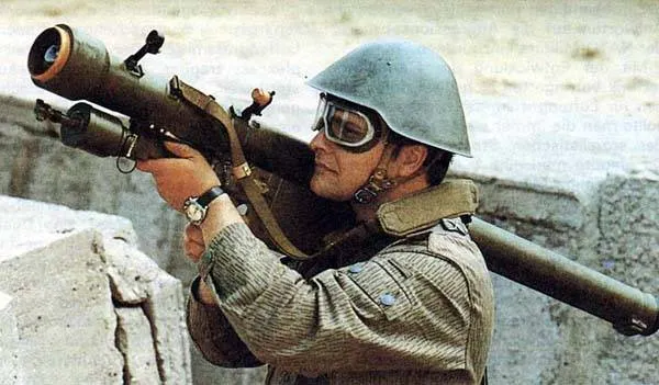 9K32箭-2型短程地對空飛彈，北約代號SA-7聖杯。操作過程要求射首先對準目標後啟動電源，先等5秒讓陀螺儀預熱後就能通過紅外線導引頭鎖定目標，隨後發射飛彈。飛彈最大射程3.7公里，最大射高1.5公里。這一型飛彈於1968年服役，1969年交付埃及，並在10月15日首次確認9K32的參戰，當天有一架超級神秘遭到命中，此後以色列空軍要求最低作戰高度不得低於6000英尺，並控制發起攻擊前後的發動機功率以降低熱訊號。