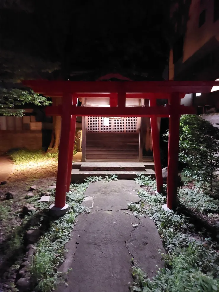 日本隨處可見各種小神社，但晚上拍起來感覺還是有點可怕