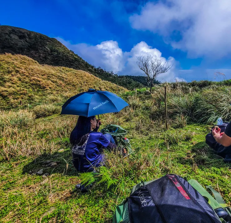 午餐大休，鋪上地墊席地而坐