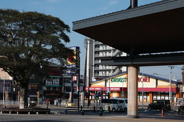 車站前有個很大的超市