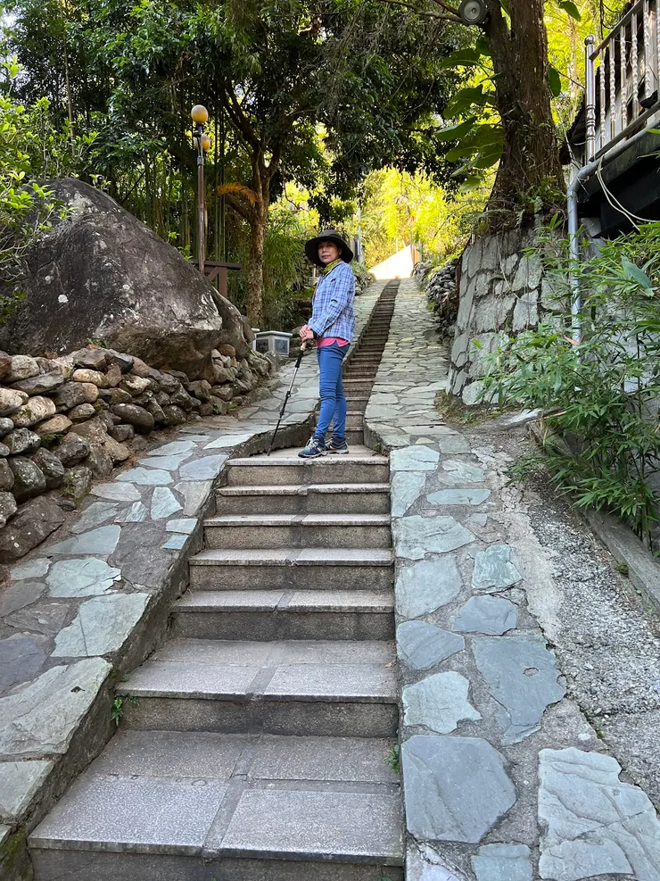 爬上長長的階梯就是遊客中心＋郵局