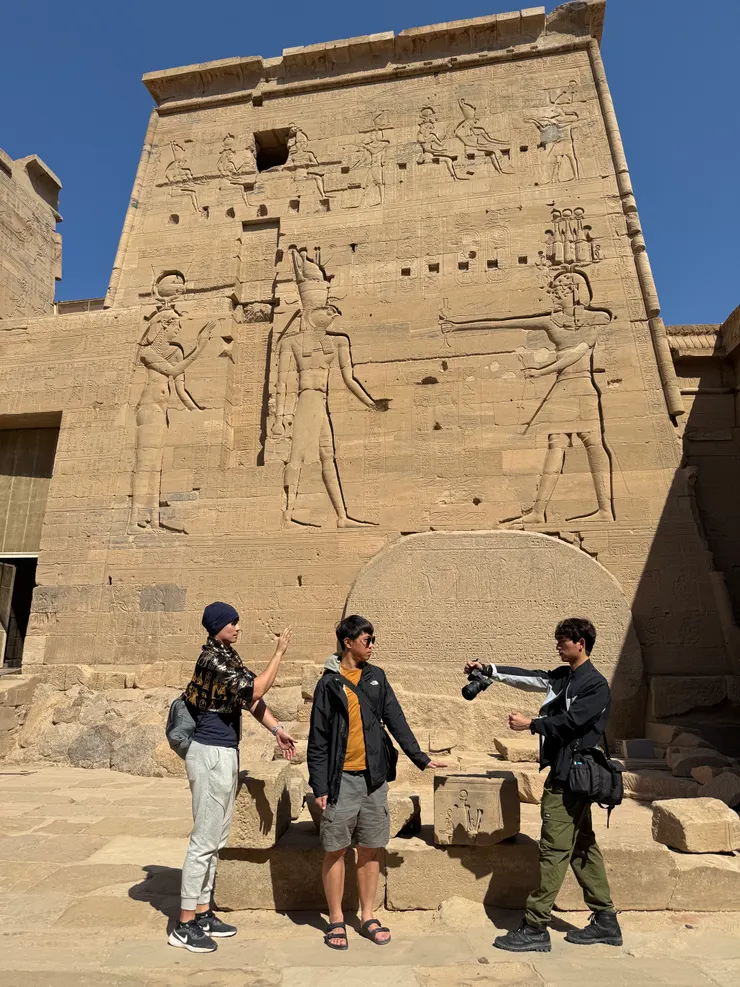 模仿塔門浮雕擺 Pose ㄉ夥伴們