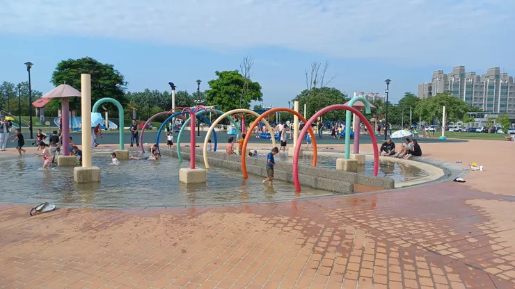 人氣不低的戲水池，想玩記得帶更換衣物