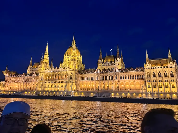 坐船遊多瑙河，klook上訂購，每人有附增一杯氣泡酒