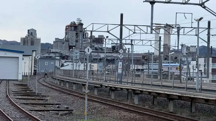 上磯站月台看太平洋水泥工廠