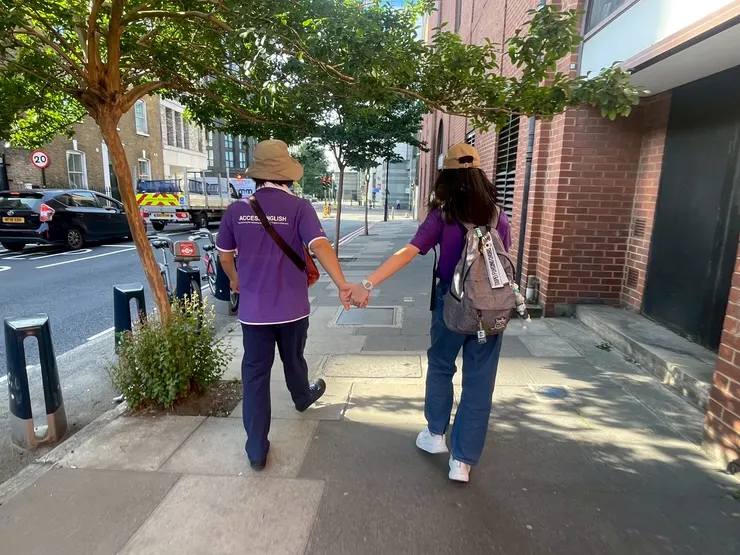 在倫敦街道上，我們父女大手牽小手走著，走在後頭的太太幫我們拍下照片，我非常喜歡。