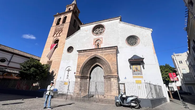 穆德哈爾建築Omnium Sanctorum 教堂 ，哥德式大門、伊斯蘭教風門窗。