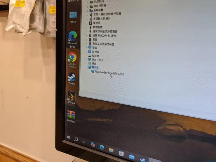 進入工作管理員，確定系統已經正確辨識出顯示卡型號，而且沒有出現任何錯誤代碼。
