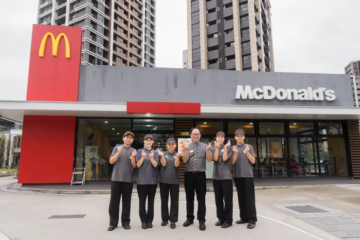 「多元化人力池」是近年來台灣麥當勞積極推動的目標，只要年滿十六歲，不論是中高齡、僑生、新住民都可加入麥當勞這個大家庭。甫成立近三年的土城金城二餐廳，不僅落實麥當勞多元化人力池的願景，更集結來自韓國、越南、緬甸、印尼、中國的麥胞，儼然成為「小小聯合國」，營造四海一家的職場氛圍。(圖/業者提供)