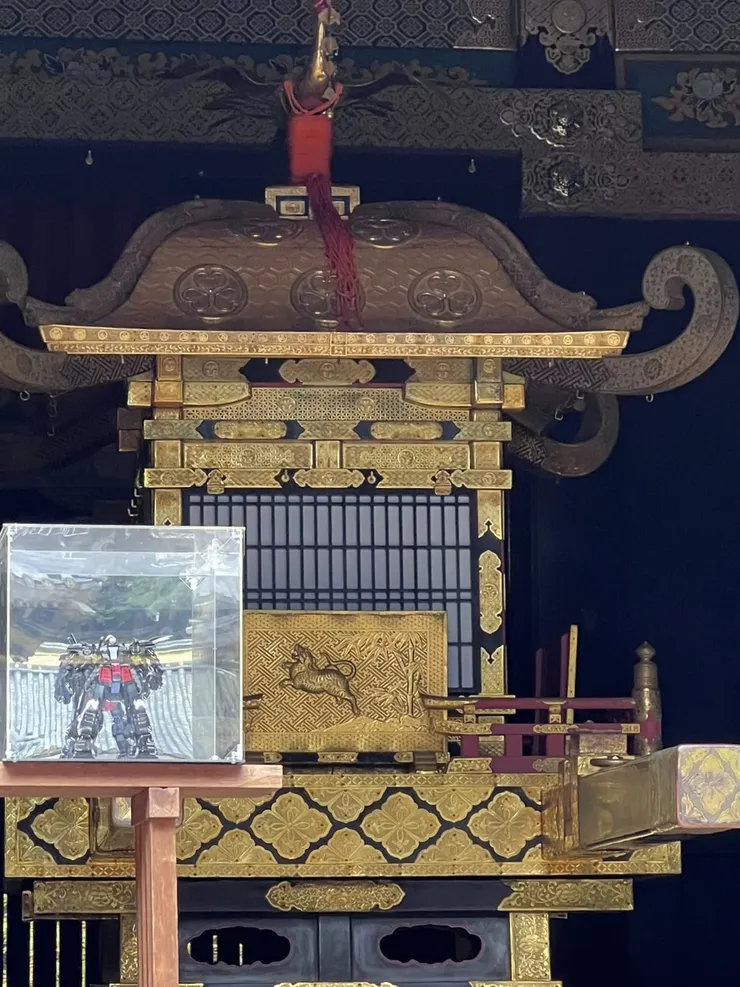 排隊太無聊，忘了這是做什麼的轎子，但拍到東照宮限定鋼彈