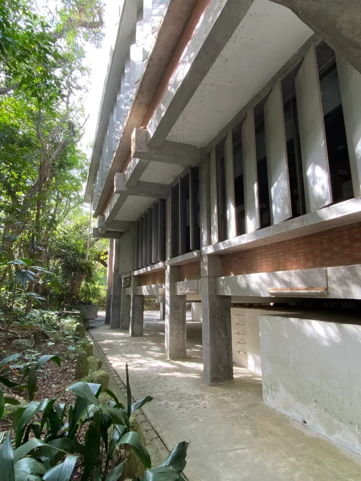 東側二、三樓是圖書區，設置了多組斜板用以濾光遮陽