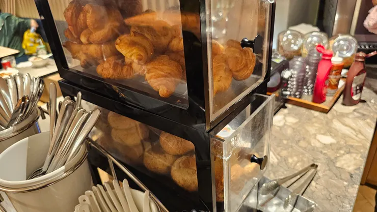 環亞貴賓室也有可頌和飛機上的小餐包可以吃!