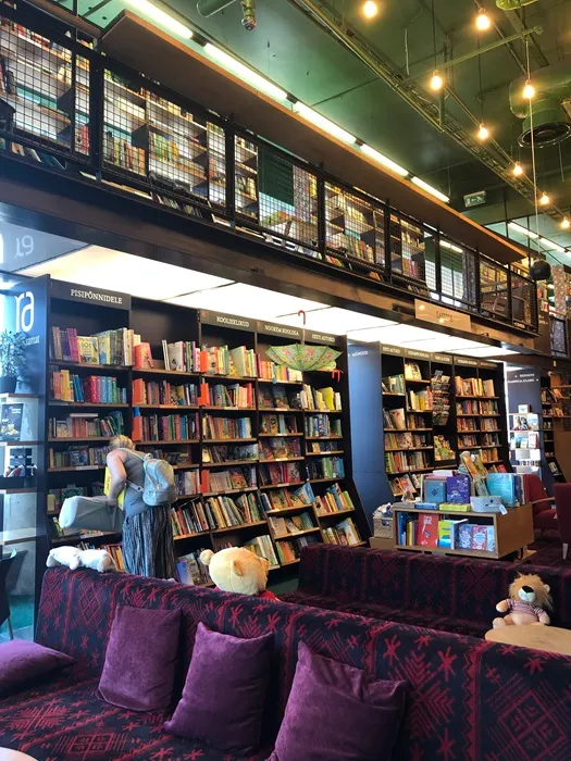 沿途進去了一家，佈置溫馨風格的書店逛逛。