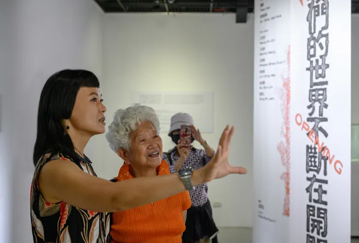 曹羅喜女士（曹開夫人）於「我們的世界不斷在開門」展場　攝影：王世邦