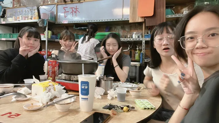 跟五專的室友兼同學兼朋朋聚會吃飯，我很喜歡他們，雖然我們之間發生了一些事，或許造成了一些不可逆的傷害、一道看不見的牆，但這都無法抹滅我們曾經度過的美好。這就是成長對吧，我必須去接受一些再也無法改變的東西。我還是想說聲對不起，你們在我心中永遠占有一個位置。