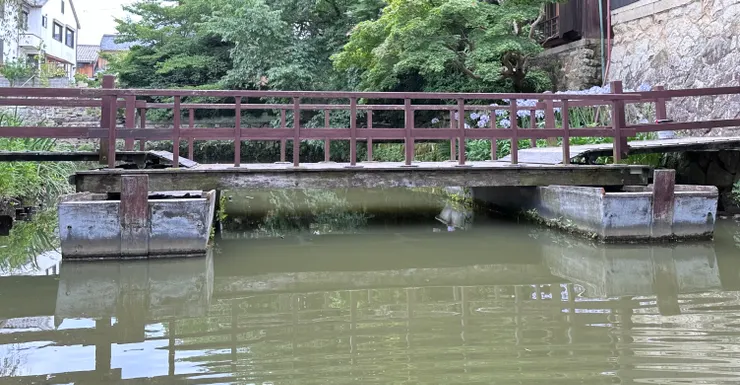 這座橋的橋墩是船做的耶~