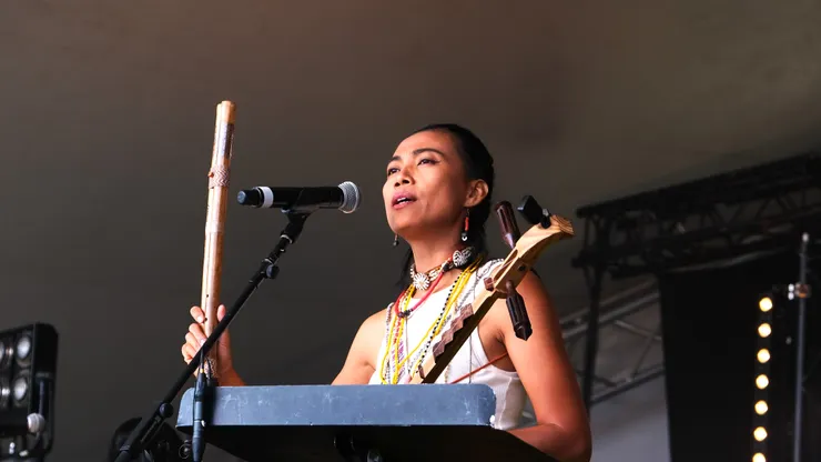 戴曉君登上英國的世界音樂盛會（WOMAD Festival），以全英文與觀眾對話，介紹排灣族特有的傳統樂器「鼻笛」。