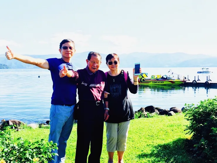 楊錦聰與父母一同出遊（左至右）