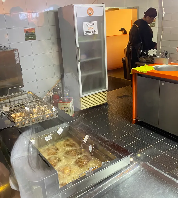 工作人員幫忙炸雞