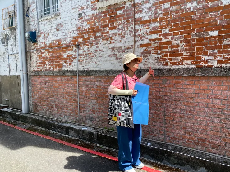 清水磚砌牆面上有拉毛線處理，也反應了一樓的樓層高度