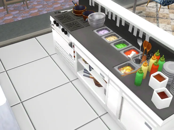 很多配料和醬汁。客人一來便可以快速出菜了。